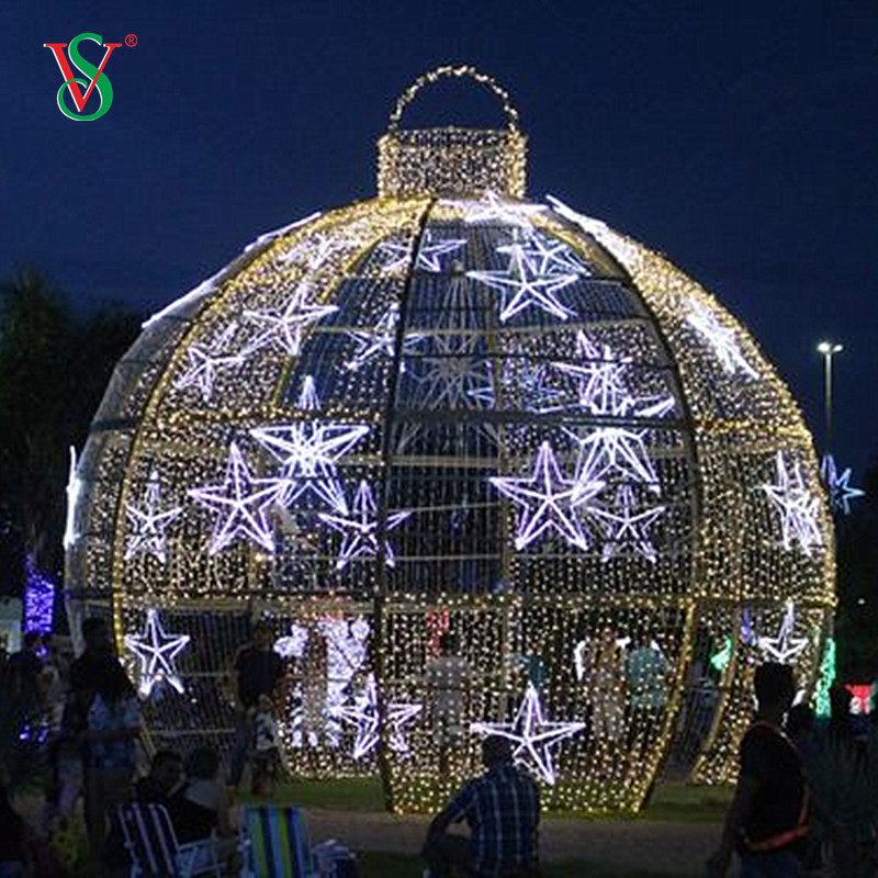 Giant Ball Motif Brilliance: Infusing Christmas with Light